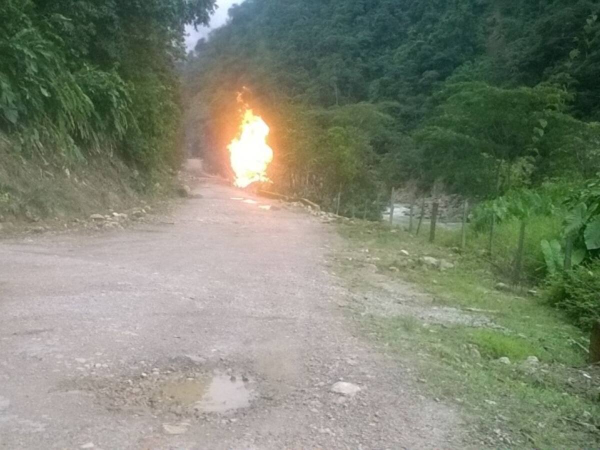 Gasoducto se fractura por deslizamiento de la vía de La Soberanía