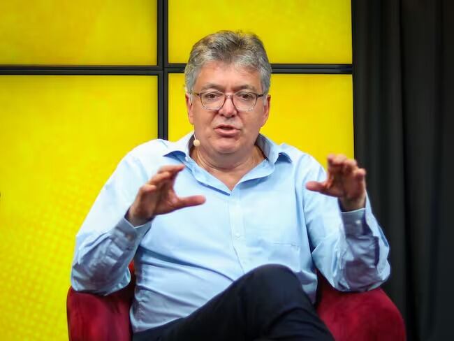 el exministro Mauricio Cárdenas advirtió que el gobierno nacional está manipulando a la opinión pública con promesas populistas, como la entrega de 10 billones de pesos a Boyacá