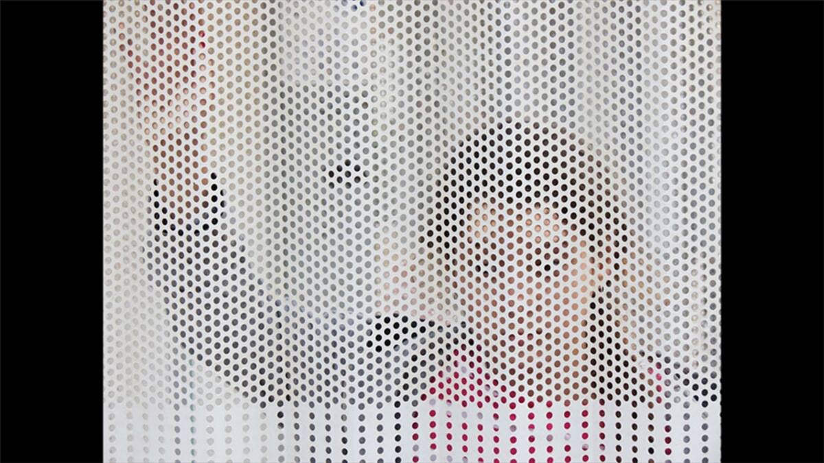 Galina, desde Sofía, Bulgaria, nos regala esta flor que se asoma por una rendija.