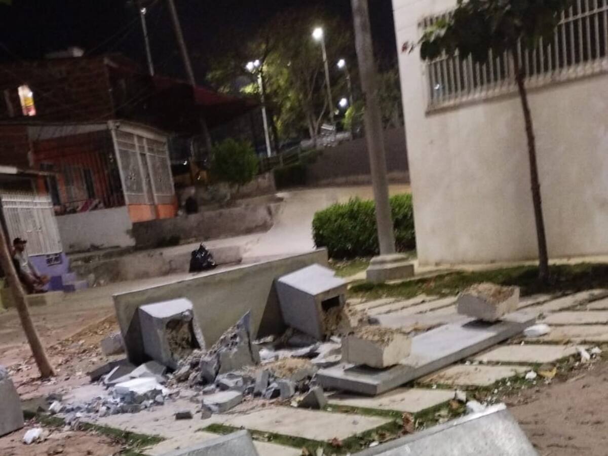 Cansados de la inseguridad, vecinos de un barrio en Barranquilla destruyen mobiliario en parque