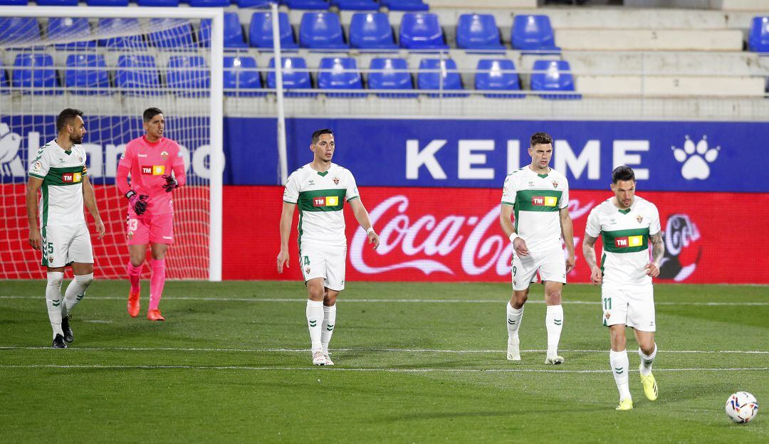 Elche, con Mojica y Palacios, perdió ante Huesca y cayó a zona de descenso