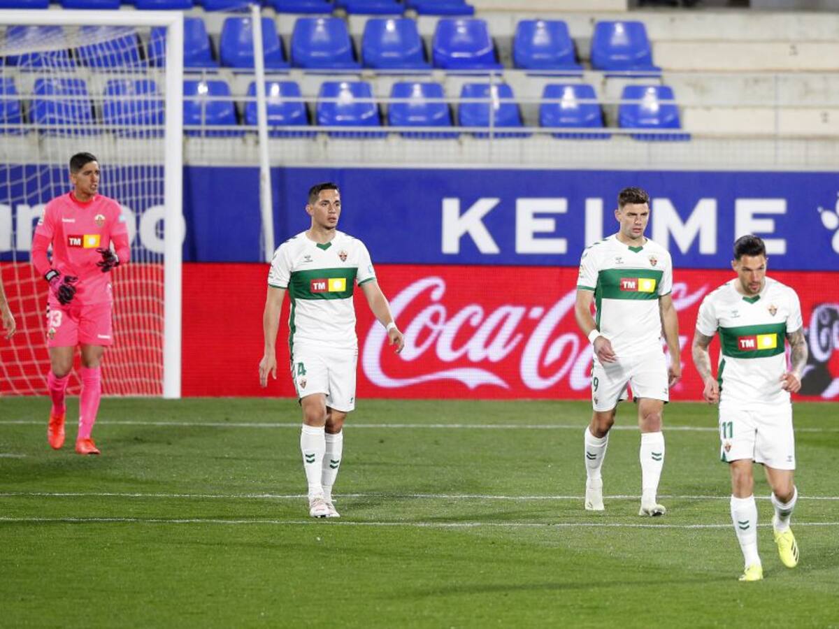 Elche, con Mojica y Palacios, perdió ante Huesca y cayó a zona de descenso
