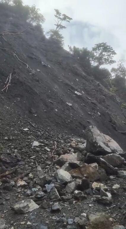 Deslizamiento de tierra que generó daños en la tubería principal de gas natural que surte a los habitantes de Pácora y Aguadas, al norte de Caldas. Foto suministrada.
