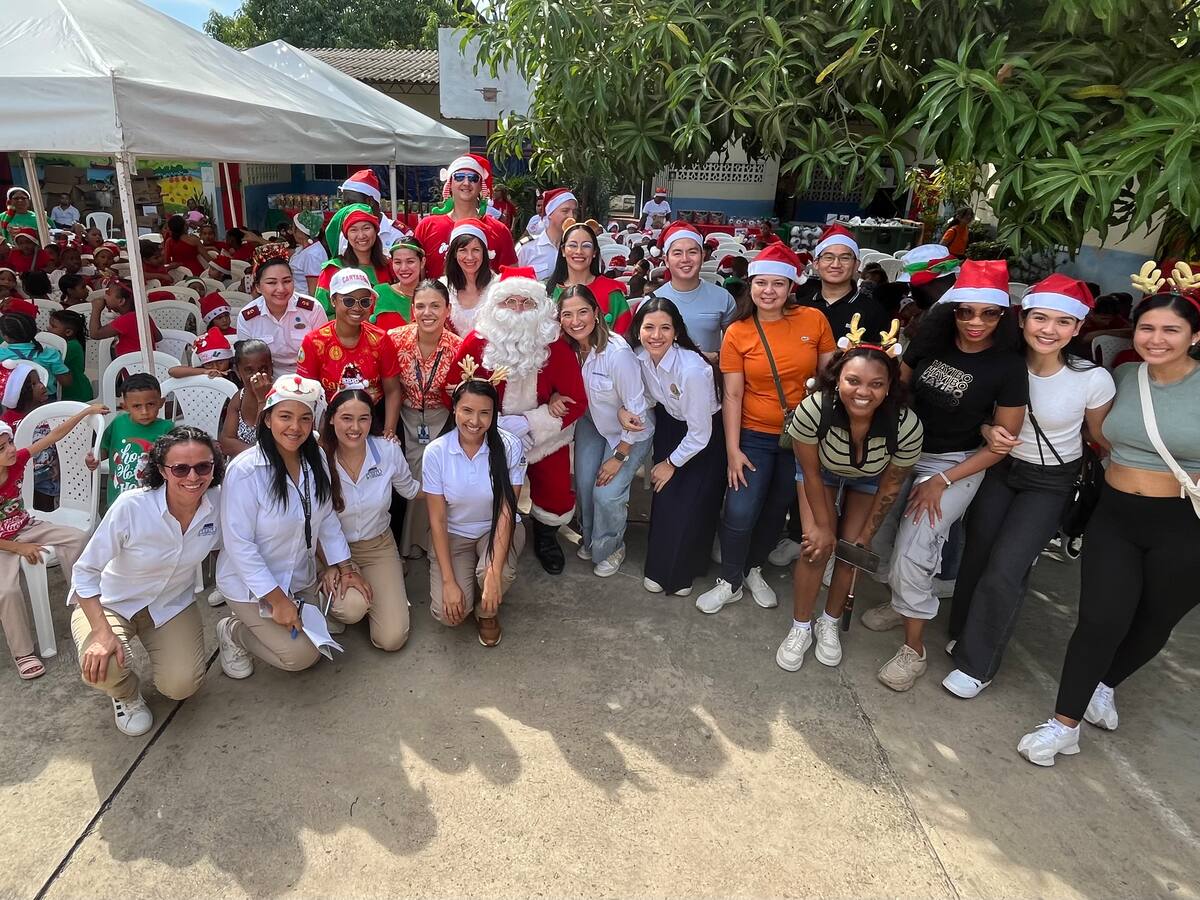 232 niños recibieron regalos de manos de tripulantes de cruceros en Cartagena