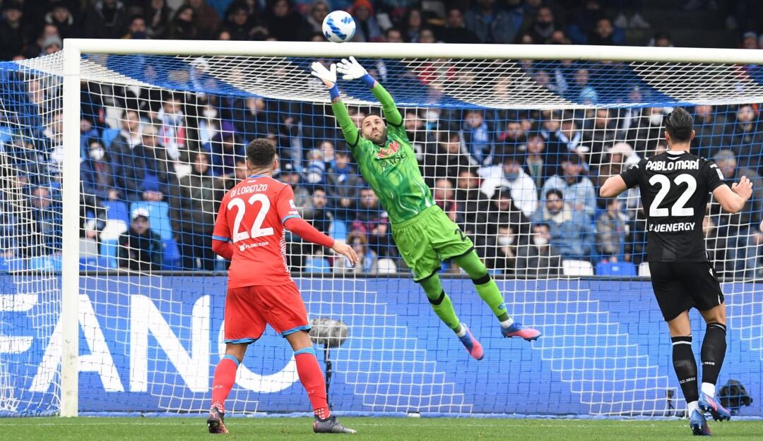 David Ospina ataja de manera espectacular un remate de cabeza de Pablo Marí Villar.