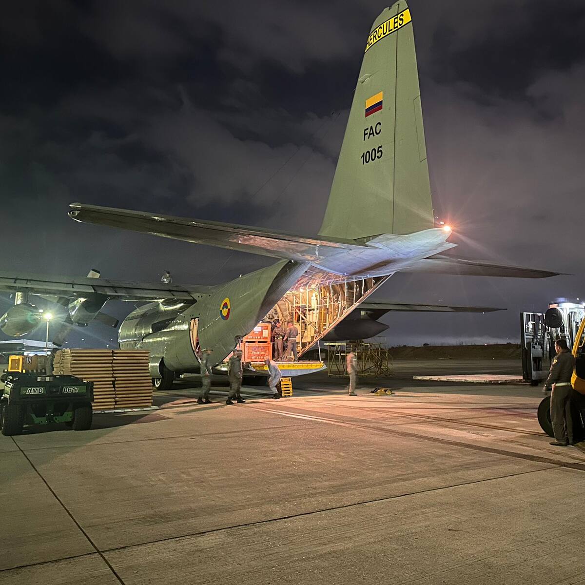 Llega avión Hércules para mitigar incendio en Barrancabermeja