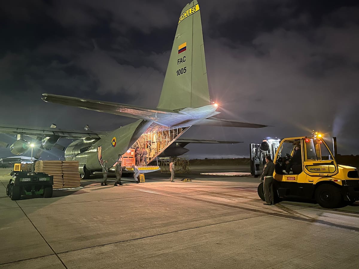Llega avión Hércules para mitigar incendio en Barrancabermeja