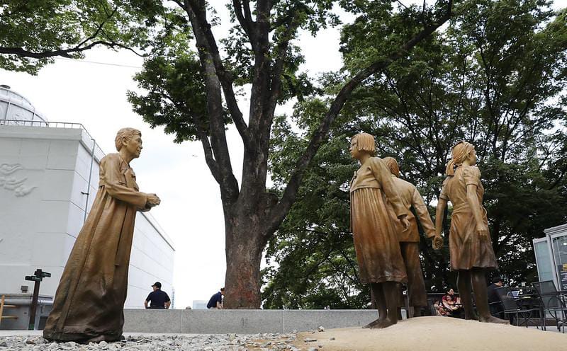 Otra de las estatuas del 2019 en tamaño natural, instaladas en un parque de Seúl, honrando la memoria de las mujeres víctimas de la esclavitud sexual.|Korea.net