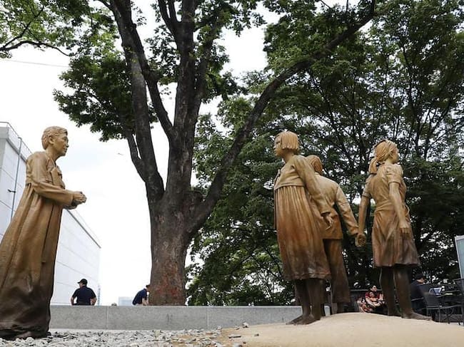 Otra de las estatuas del 2019 en tamaño natural, instaladas en un parque de Seúl, honrando la memoria de las mujeres víctimas de la esclavitud sexual.|Korea.net