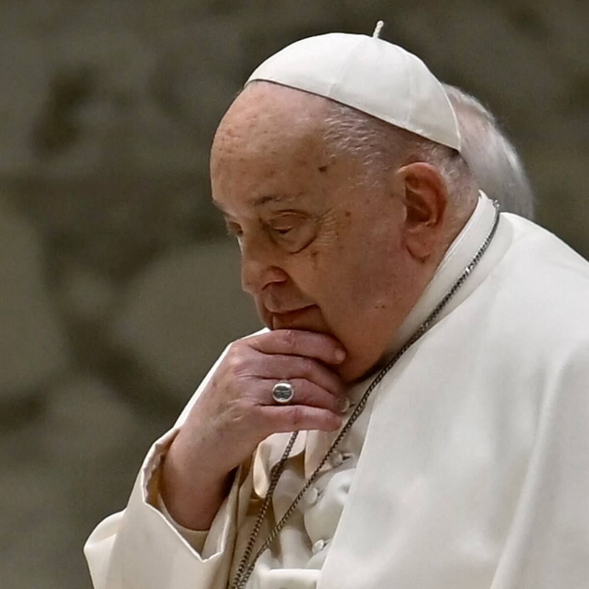 Papa Francisco cumple un mes hospitalizado, estable y con una lenta recuperación