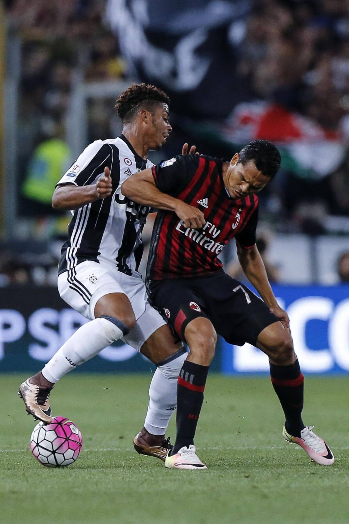 Carlos Bacca y Mario Lemina disputando el balón.
