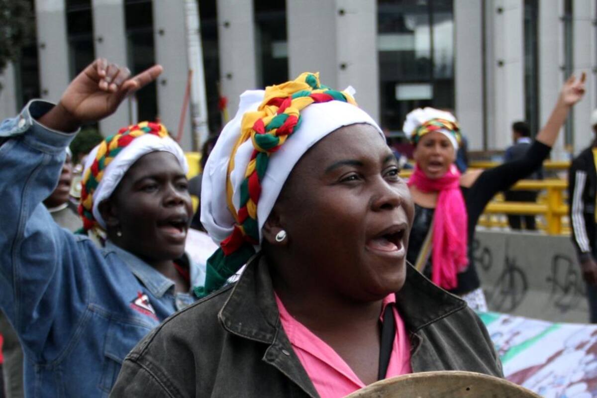 Recorrieron a pie desde el Cauca y llegaron a Bogotá exigiendo que pare la mineria ilegal porque contamina los rios y el habitad de su región.