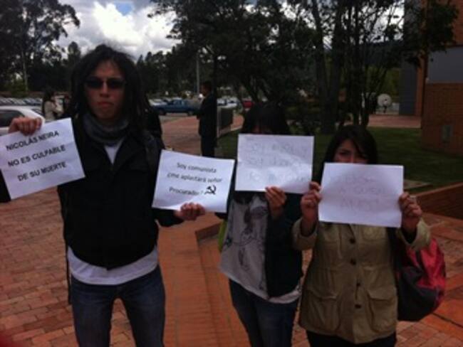 Estudiantes lanzan arengas contra el procurador