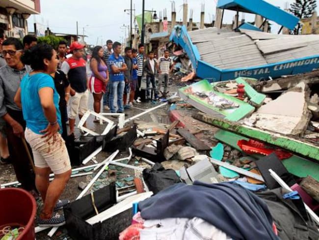 Prioridad inmediata el rescate de los sobrevivientes atrapados en los escombros: Correa