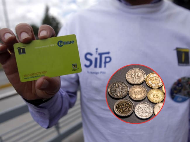 Hombre sosteniendo la tarjeta Tu Llave de Transmilenio / Monedas colombianas (Getty Images)