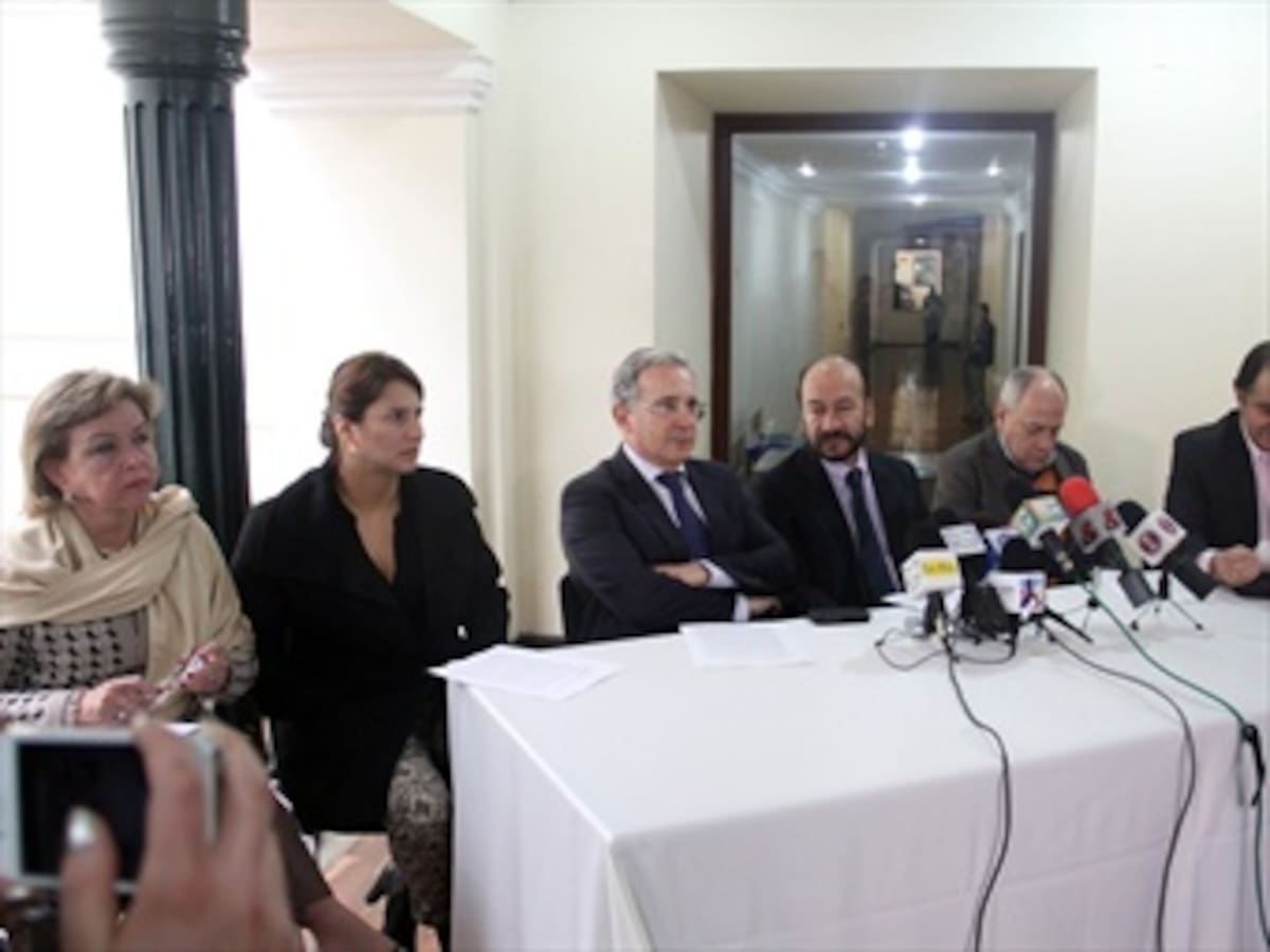 Inicia otra gira internacional del uribismo para hablar del proceso de paz