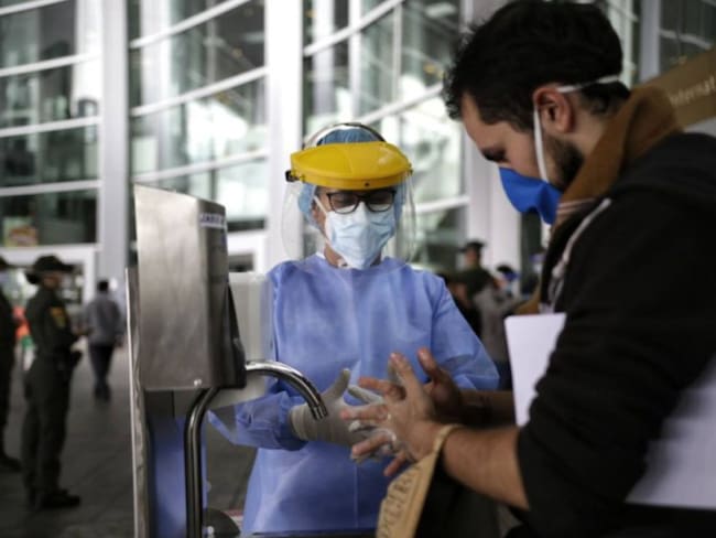 Ola de críticas por pruebas PCR en aeropuertos