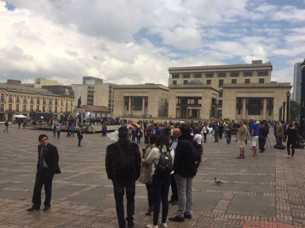 Al término del encuentro el presidente del Congreso, senador Mauricio Lizcano, explicó que luego de la firma "el acuerdo se presentará en el Senado de la República y la Cámara de Representantes para que entre martes y miércoles de la próxima semana se refrende en ambas plenarias".