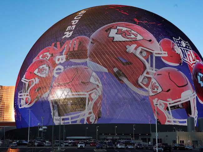 Esfera en el Strip de Las Vegas mostrando el Super Bowl LVIII (Foto vía GettyImages)