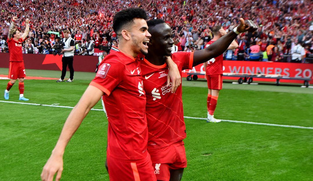 Luis Díaz festeja el título de la FC Cup junto a Sadio Mané.