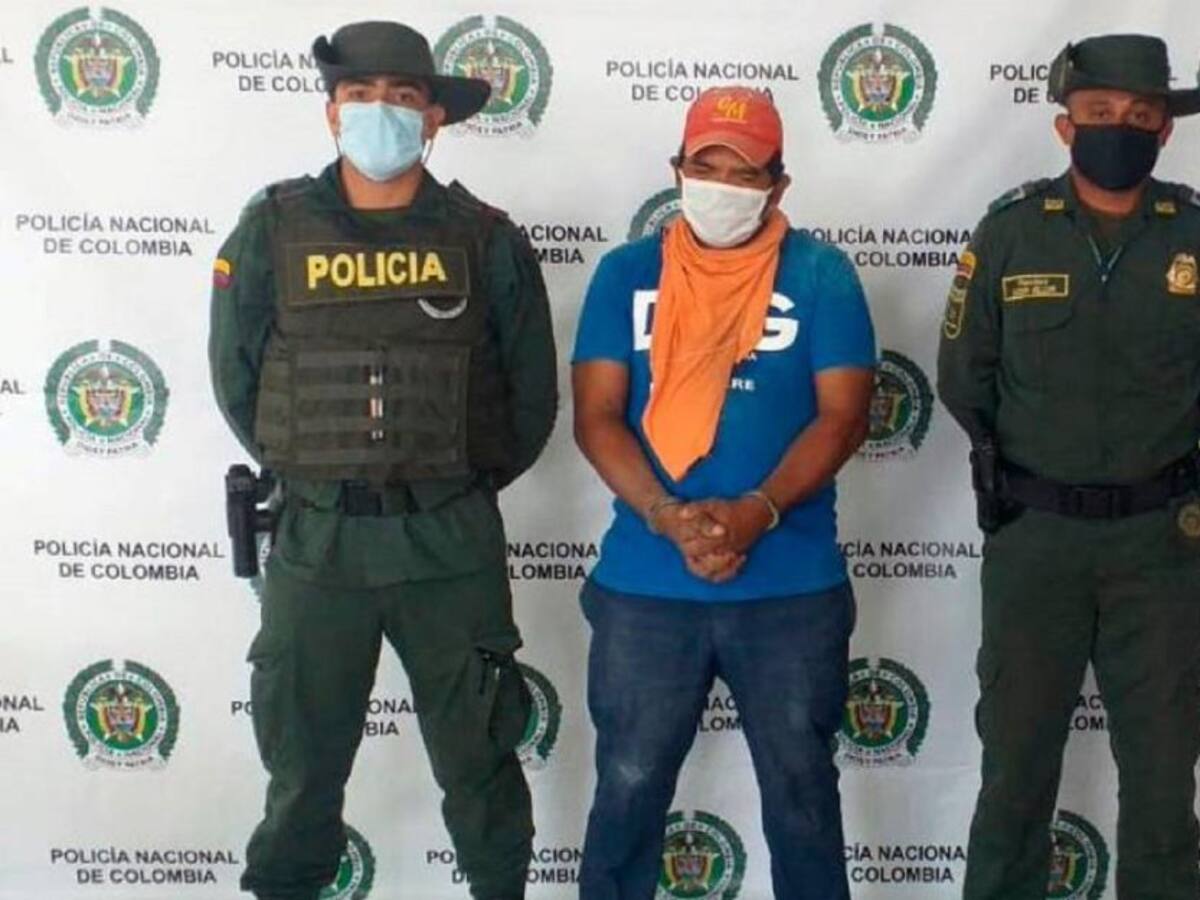 Capturado hombre arrojando escombros a un canal en Cartagena