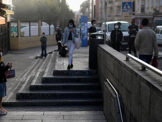 Autoridades españolas reducen a 10 días cuarentena de contactos estrechos