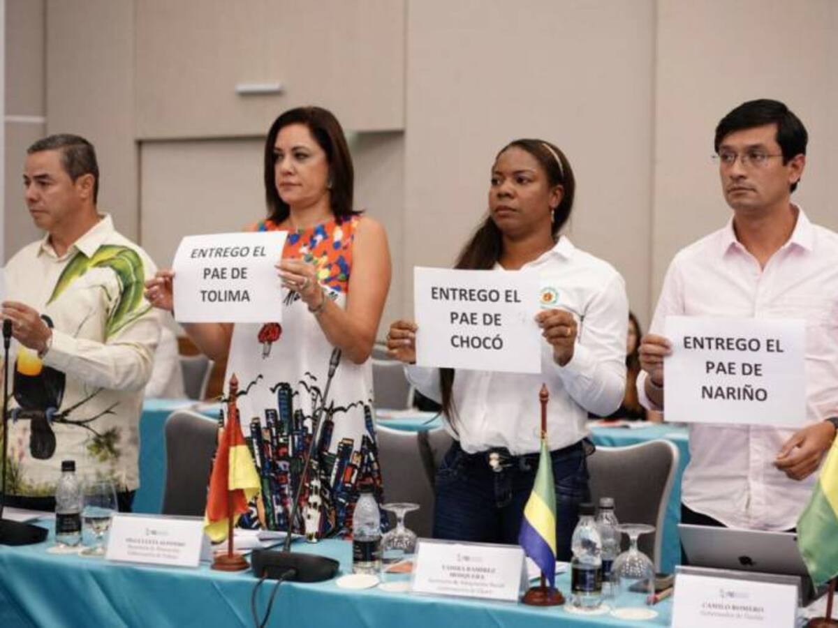 Con carteles en mano, Gobernadores del país entregan PAE al Gobierno Nacional por su desfinanciación