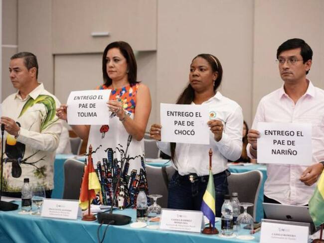 Con carteles en mano, Gobernadores del país entregan PAE al Gobierno Nacional por su desfinanciación