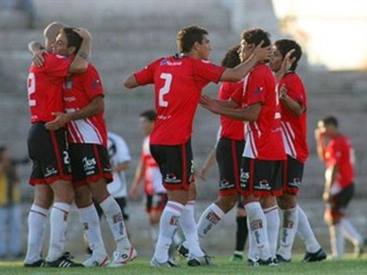 Suspenden por 27 partidos al paraguayo Pedroso por atacar a un árbitro