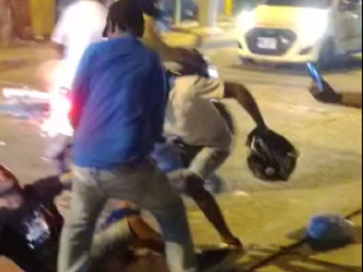 Turba propinó golpiza a presunto atracador y quemó su moto en Cartagena