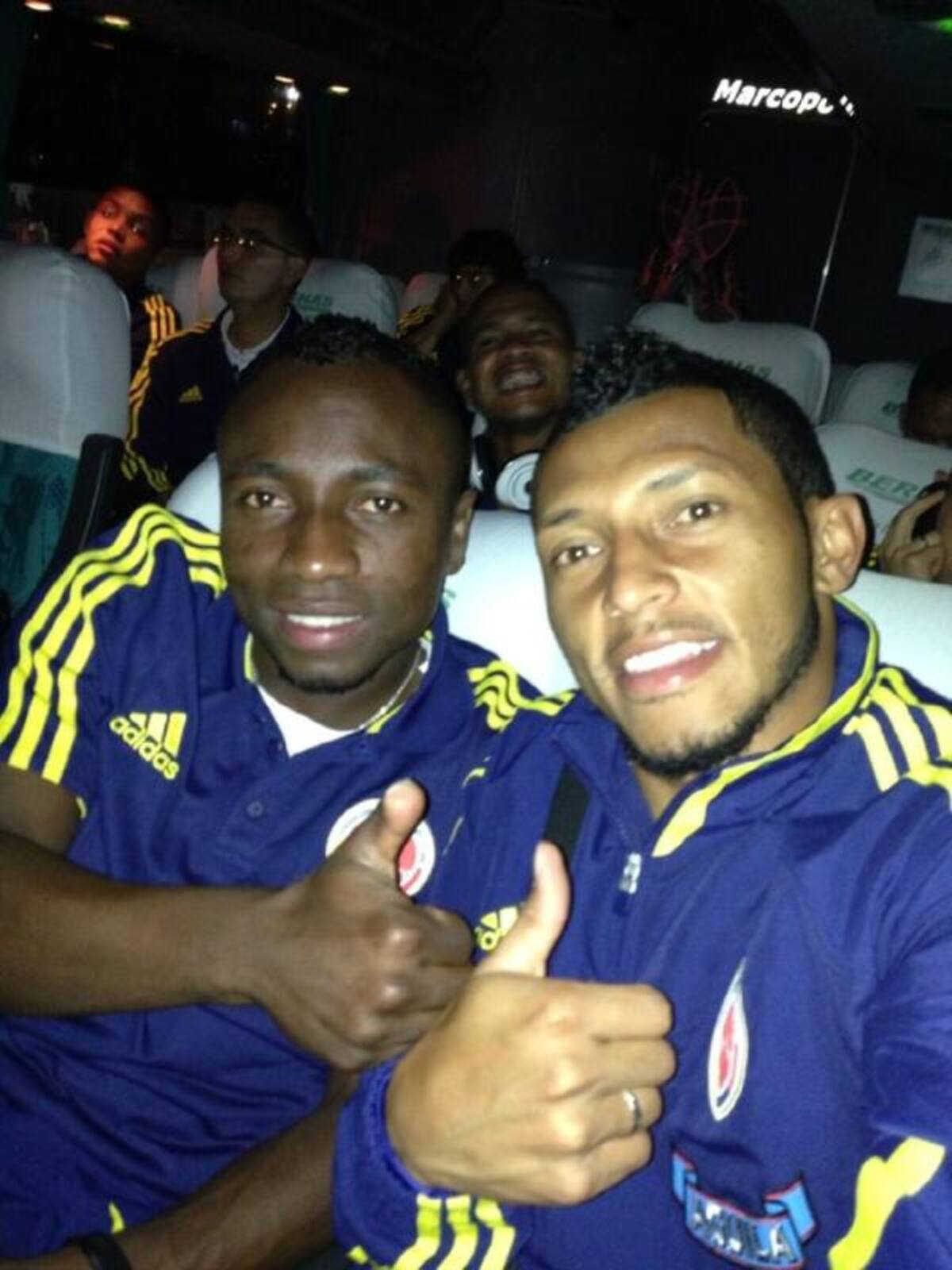 La alegria del la Selección Colombia Pablo Armero y el zaguero Carlos Valdes, @carlosvaldes5 “Rumbo a Buenos Aires… Nos leemos luego Dios mediante #seleccioncolombia”