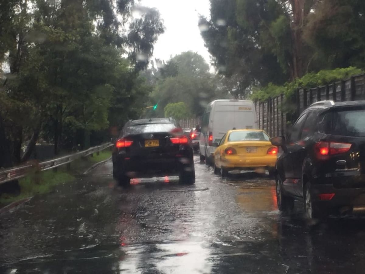 Los charcos ocultan algunos huecos de las calzadas generando problemas de movilidad. 