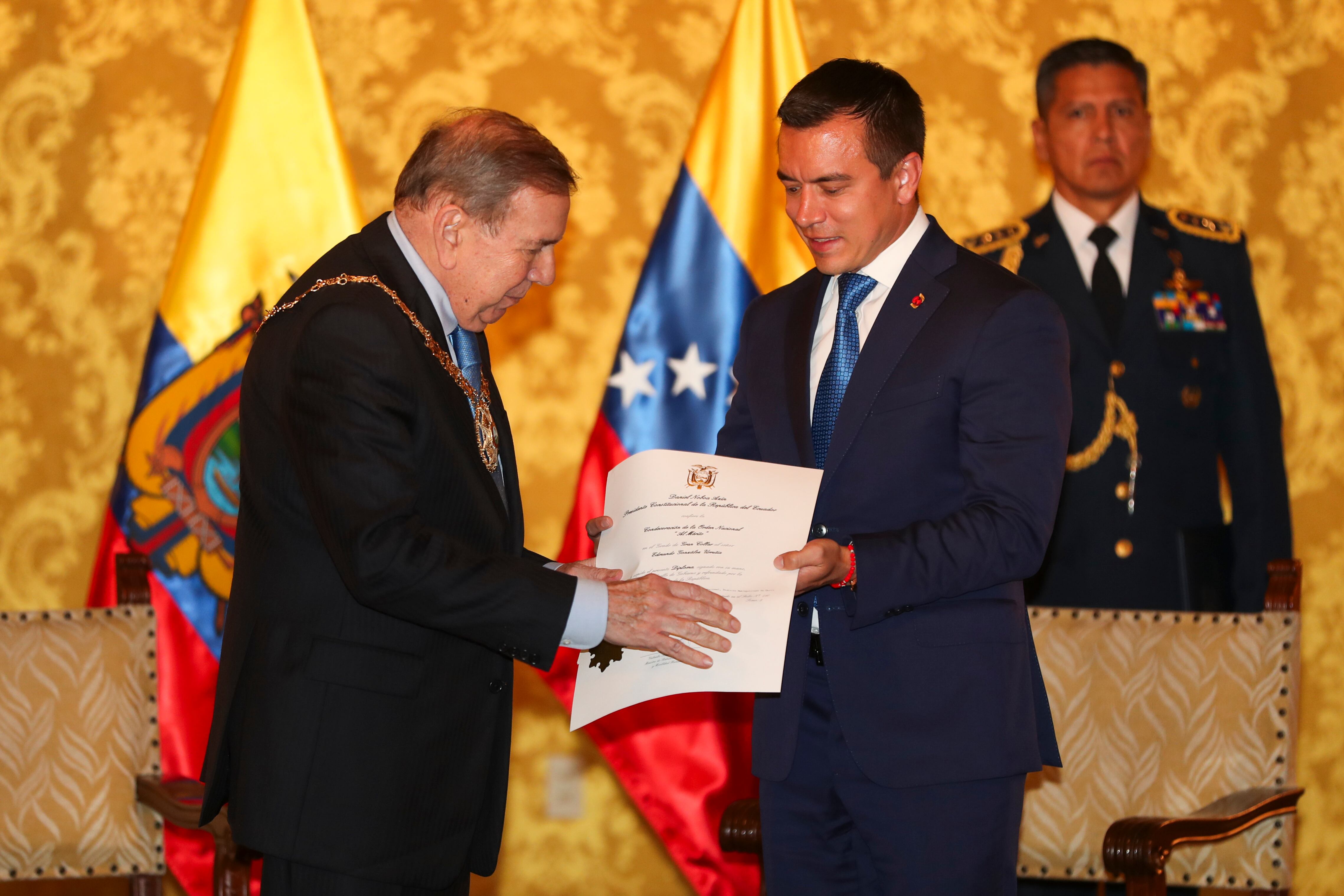 AME4684. QUITO (ECUADOR), 28/01/2025.- El presidente de Ecuador, Daniel Noboa (d), condecora  al líder antichavista Edmundo González Urrutia, con la Orden Nacional al Mérito en el grado de Gran Collar este martes en el Palacio de Gobierno en Quito (Ecuador). González Urrutia visita Ecuador para reunirse con Noboa -quien lo reconoce como ganador de las presidenciales-, tras visitar, en las últimas semanas, Argentina, Uruguay, Panamá, República Dominicana, Guatemala, Costa Rica y Estados Unidos. EFE/ José Jácome