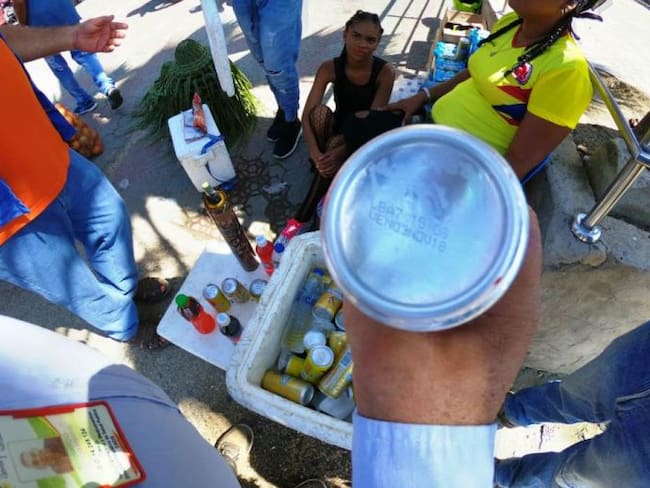 DADIS decomisa cervezas vencidas en el desfile de bando de Cartagena
