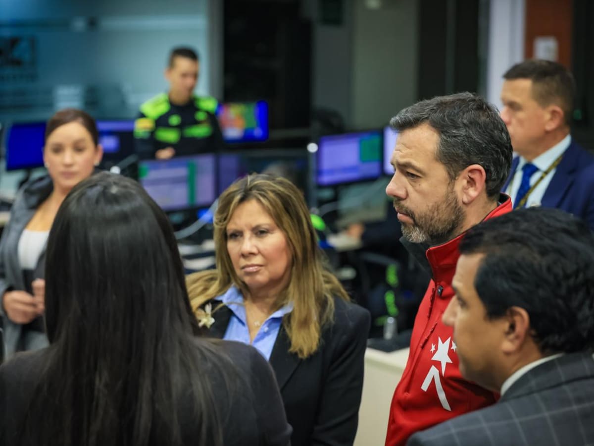 La fiscal general de la Nación, Luz Adriana Camargo, visitó el C4 de Bogotá, en compañía de Galán