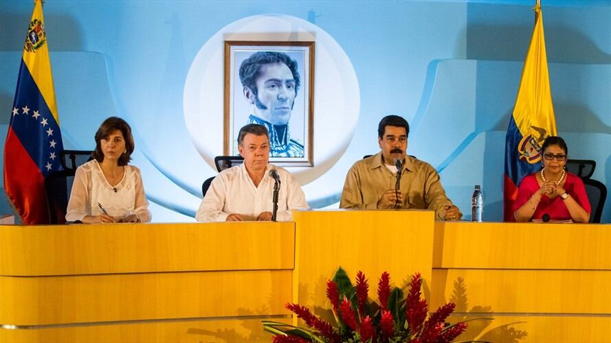 El presidente de Venezuela, Nicolás Maduro, sostiene un encuentro con su par de Colombia, Juan Manuel Santos. Foto: Agencia EFE