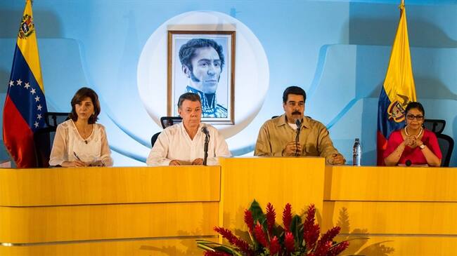 El presidente de Venezuela, Nicolás Maduro, sostiene un encuentro con su par de Colombia, Juan Manuel Santos. Foto: Agencia EFE