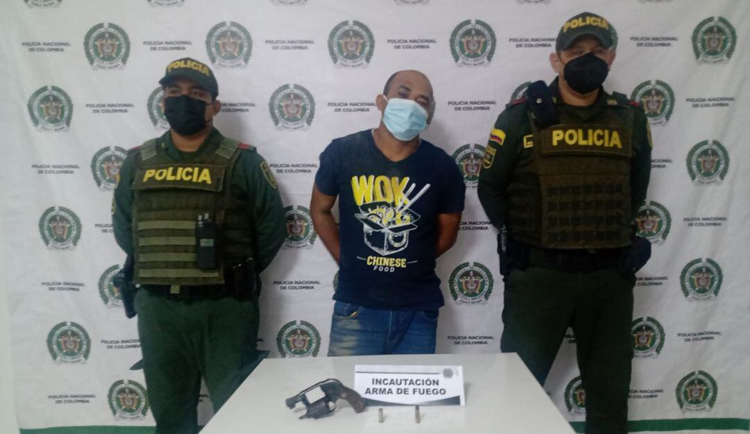 Los sujetos perdieron el control de la motocicleta en la que se movilizaban cuando emprendían la huida de la Policía