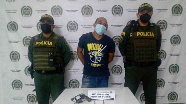 Los sujetos perdieron el control de la motocicleta en la que se movilizaban cuando emprendían la huida de la Policía