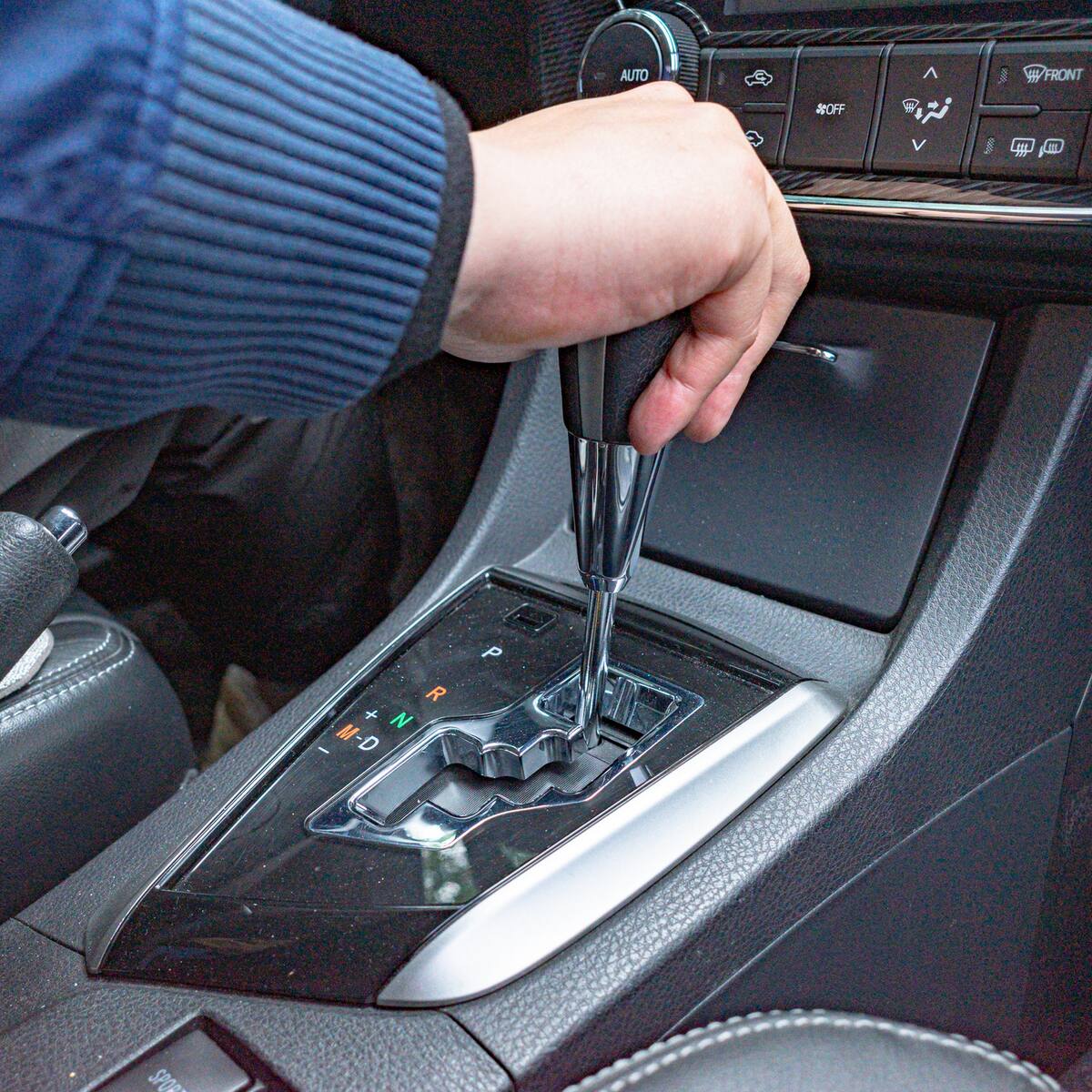 Esta es la forma correcta de parquear un carro automático sin dañar la transmisión