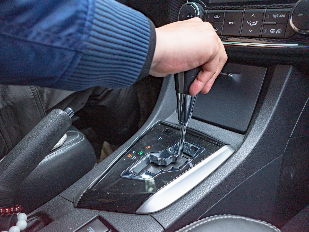 Esta es la forma correcta de parquear un carro automático sin dañar la transmisión