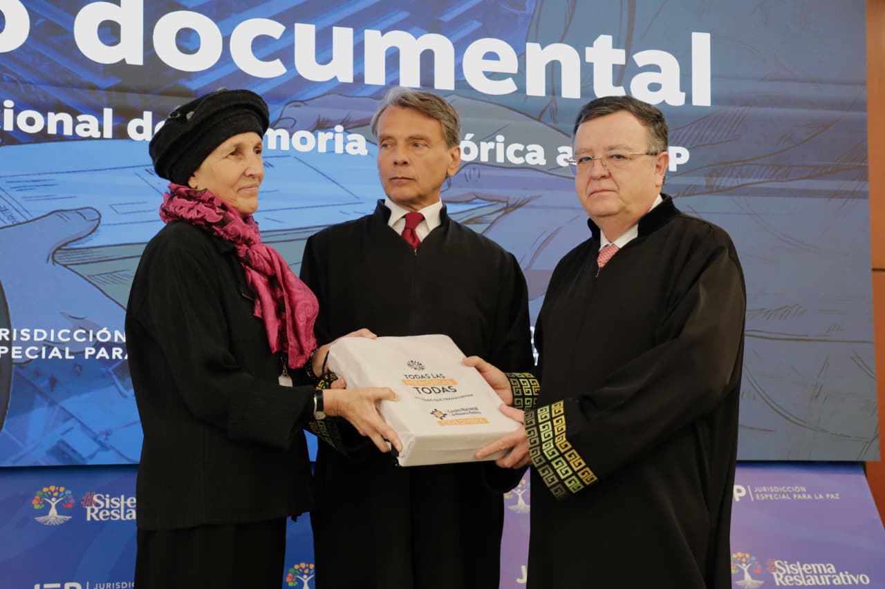 Entrega de archivo documental del Centro de Memoria Histórica a la JEP