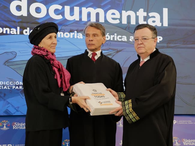 Entrega de archivo documental del Centro de Memoria Histórica a la JEP