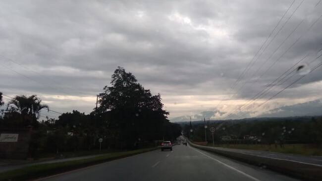 Vía desde La Tebaida hacia Armenia