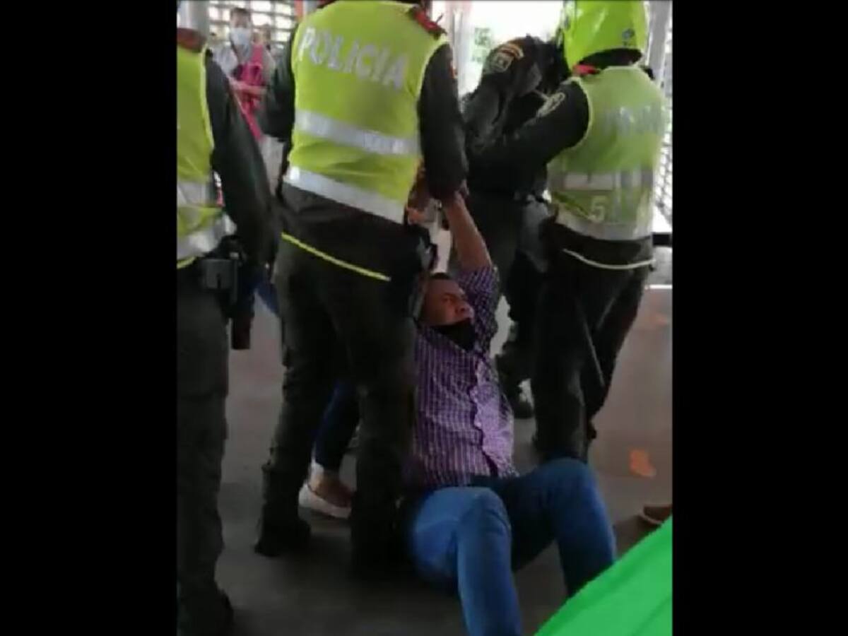 En Cartagena, Policía agrede al periodista, José Manuel Pinzón