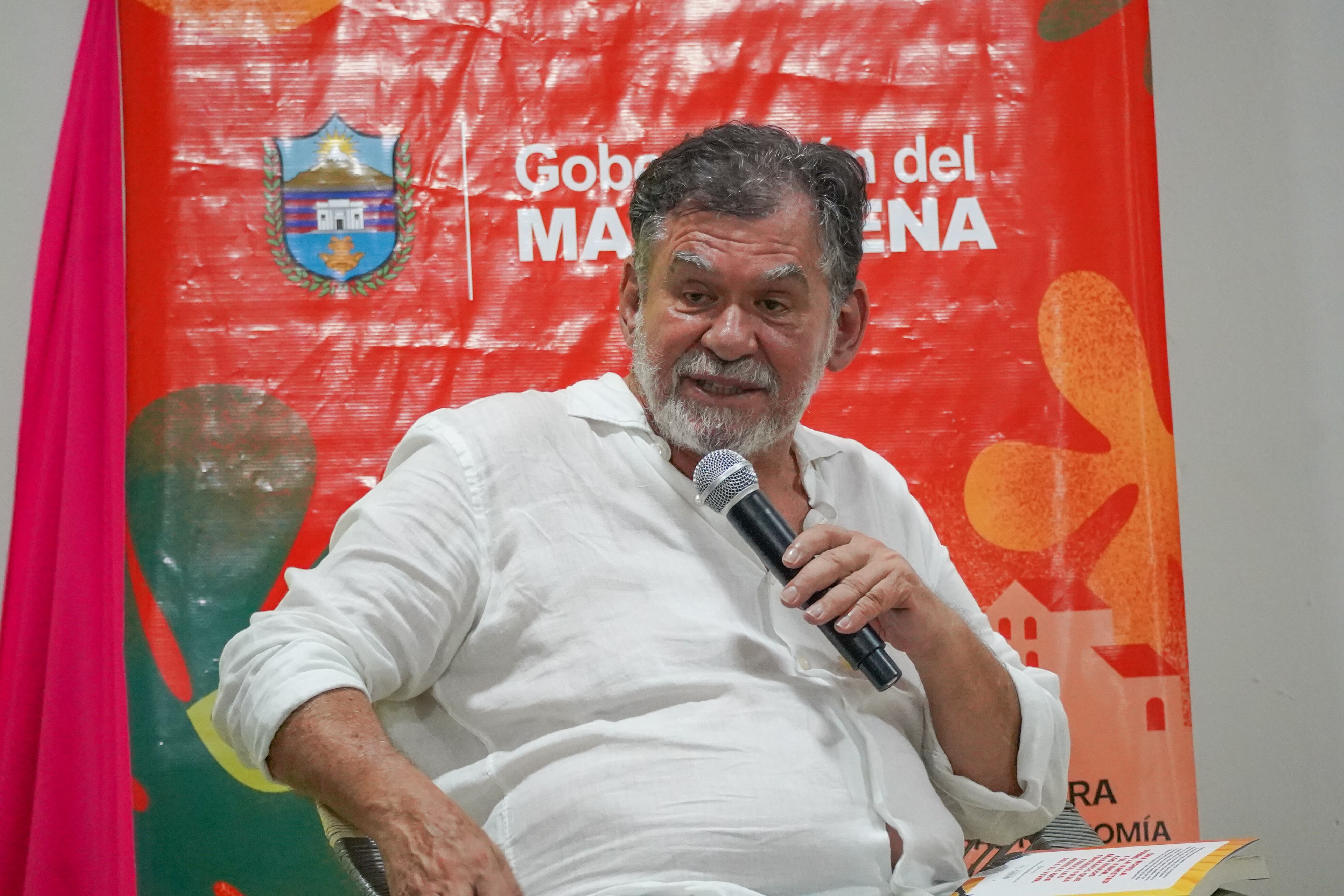 León Valencia incursiona en la literatura, trabajo que según el "le revelo una nueva forma de contar la realidad". I Foto: Caracol Radio