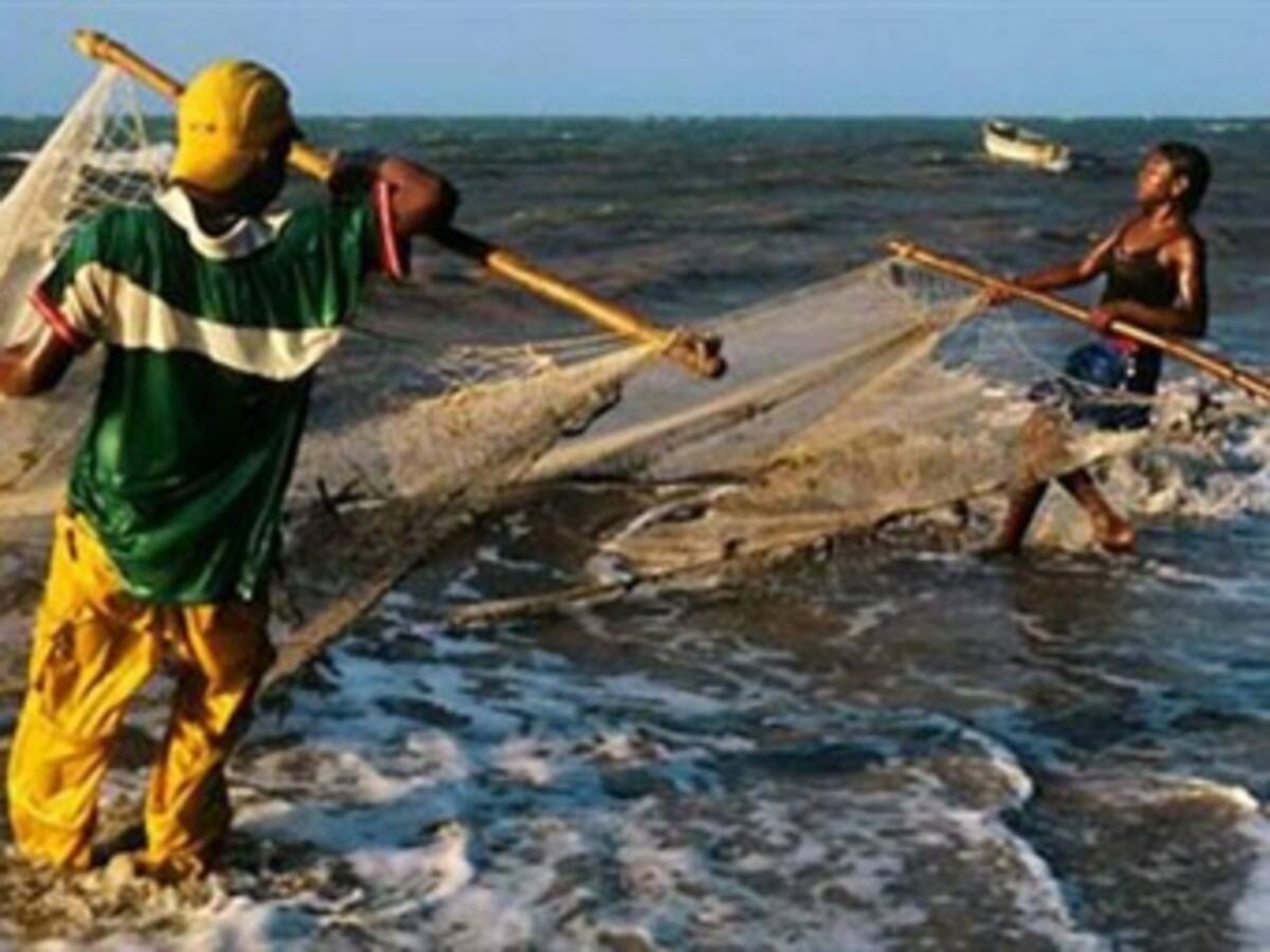 Detienen a 95 hondureños pescando en aguas colombianas