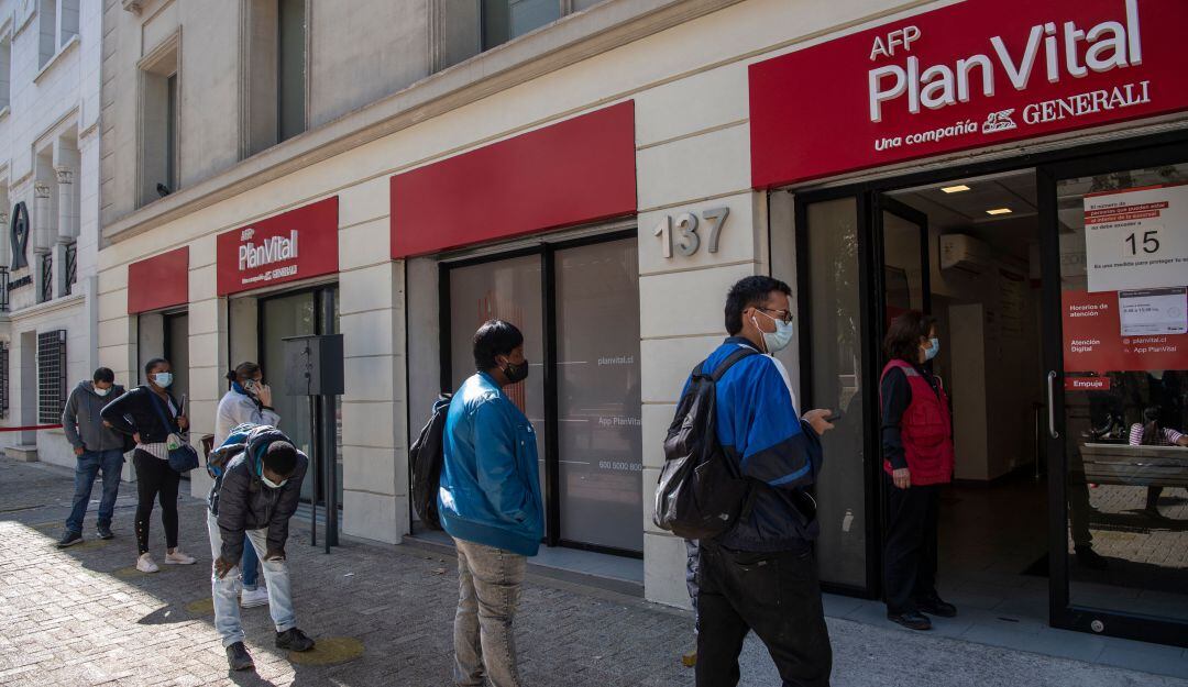 Chilenos hacen cola frente a la oficina de una Administradora de Fondos de Pensiones para retirar sus fondos en Santiago.