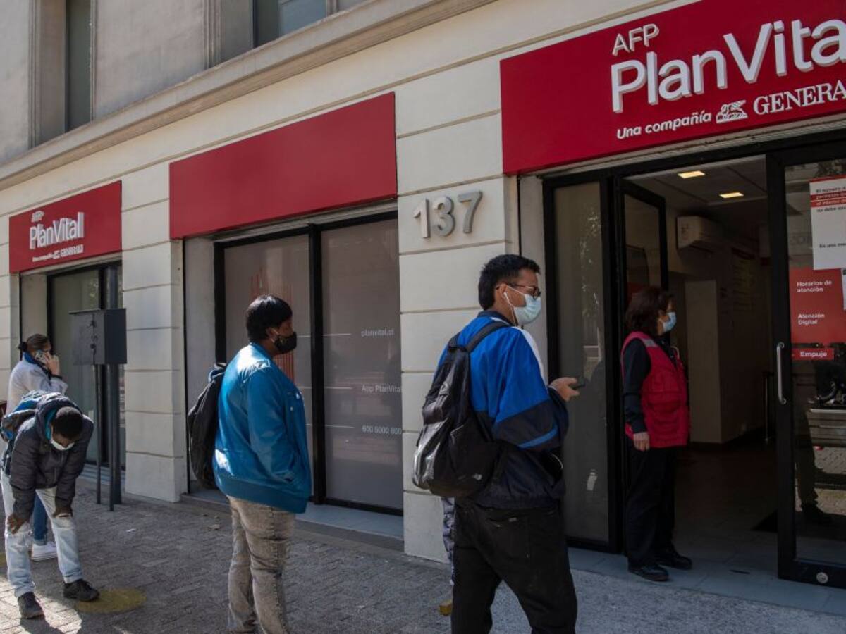 Más del 50 % de chilenos usará el retiro de pensiones pagar deudas o comida