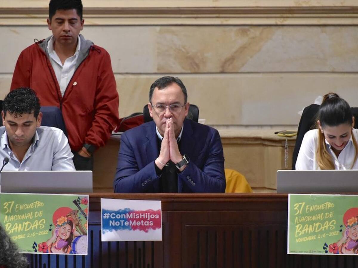 MinInterior: “No quedan cerradas las puertas de paz a ninguna ruta de violencia”